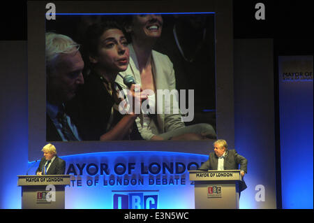 London, UK, 26. Juli 2014, Bürgermeister von London Boris Johnson konfrontiert harte Befragung von einem vollen Haus Publikum am Indigo Veranstaltungsort in der O2 mit Radio-Talkshow-Moderator Nick Ferrari zwingt ihn, in der State of London Debatte klare Antworten geben. Bildnachweis: JOHNNY ARMSTEAD/Alamy Live-Nachrichten Stockfoto