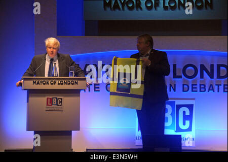 London, UK, 26. Juli 2014, Bürgermeister von London Boris Johnson konfrontiert harte Befragung von einem vollen Haus Publikum am Indigo Veranstaltungsort in der O2 mit Radio-Talkshow-Moderator Nick Ferrari zwingt ihn, in der State of London Debatte klare Antworten geben. Bildnachweis: JOHNNY ARMSTEAD/Alamy Live-Nachrichten Stockfoto