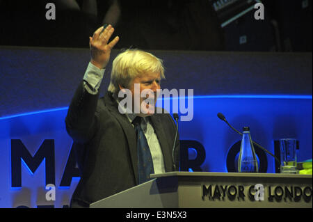 London, UK, 26. Juli 2014, Bürgermeister von London Boris Johnson konfrontiert harte Befragung von einem vollen Haus Publikum am Indigo Veranstaltungsort in der O2 mit Radio-Talkshow-Moderator Nick Ferrari zwingt ihn, in der State of London Debatte klare Antworten geben. Bildnachweis: JOHNNY ARMSTEAD/Alamy Live-Nachrichten Stockfoto