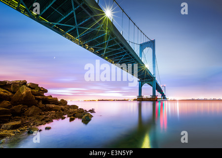 Whitestone Bridge in der Dämmerung Stockfoto