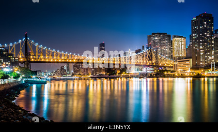 Queensboro Bridge in der Dämmerung angesehen von Roosevelt Island, New York Stockfoto