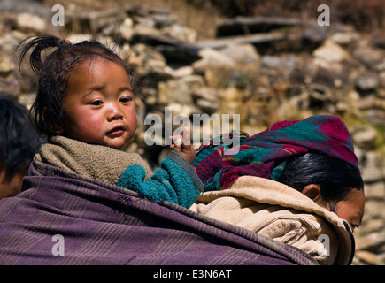 Mutter und Kind in das Dorf SAMDO auf der ganzen MANASLU Trekking - NUPRI REGION NEPALS Stockfoto