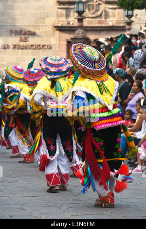 Tanz Truppen kommen aus allen Teilen von Mexiko für die jährliche Unabhängigkeit DAY PARADE - SAN MIGUEL DE ALLENDE, Mexiko Stockfoto