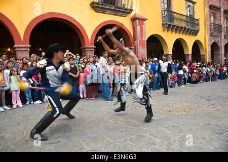 Ein Tanz-Truppe Renacts eine historische Schlacht in die jährliche PARADE der Unabhängigkeit-Tag im September - SAN MIGUEL DE ALLENDE, Mexiko Stockfoto