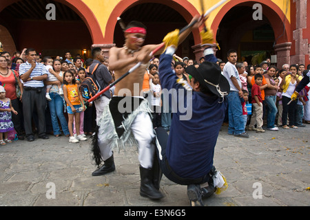 Ein Tanz-Truppe Renacts eine historische Schlacht in die jährliche PARADE der Unabhängigkeit-Tag im September - SAN MIGUEL DE ALLENDE, Mexiko Stockfoto