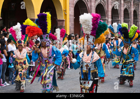 Indigene Tanzgruppen aus ganz Mexiko Parade durch die Straßen in Independence Day in SAN MIGUEL DE ALLENDE Stockfoto