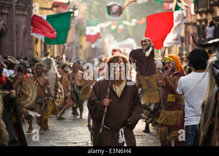 Indigene Tanzgruppen aus ganz Mexiko Parade durch die Straßen in Independence Day in SAN MIGUEL DE ALLENDE Stockfoto