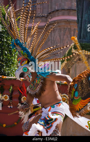 Indigene Tanzgruppen aus ganz Mexiko Parade durch die Straßen in Independence Day in SAN MIGUEL DE ALLENDE Stockfoto