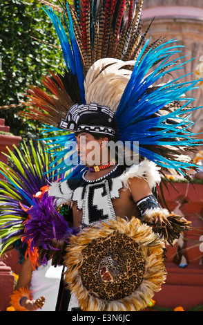 Indigene Tanzgruppen aus ganz Mexiko Parade durch die Straßen in Independence Day in SAN MIGUEL DE ALLENDE Stockfoto