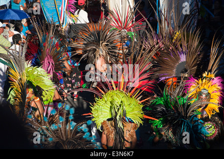 Indigene Tanzgruppen aus ganz Mexiko Parade durch die Straßen in Independence Day in SAN MIGUEL DE ALLENDE Stockfoto