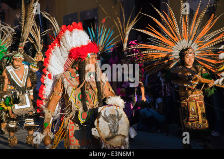 Indigene Tanzgruppen aus ganz Mexiko parade durch die Straßen am Unabhängigkeitstag SAN MIGUEL DE ALLENDE Stockfoto