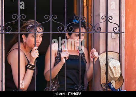 Eine große Menschenmenge versammelt, um den DIA DE LOS LOCOS (DAY OF THE CRAZIES) PARADE - SAN MIGUEL DE ALLENDE, GUANAJUATO, Mexiko zu sehen Stockfoto