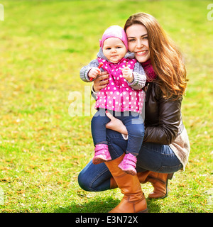 Mutter und Tochter im Frühlingspark Stockfoto