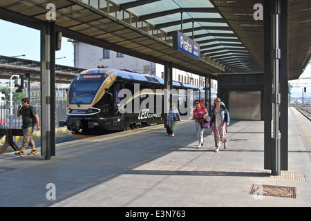 Zug am Hauptbahnhof Stockfoto