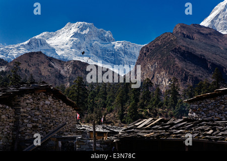 Himalaya-Gipfel oberhalb der Stadt SHYALA auf um MANASLU Trekking - NUPRI Gebiet, NEPAL Stockfoto