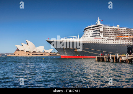 Cunard Liner Queen Mary 2 festgemacht am Circular Quay, Sydney, mit Sydney Opera House im Hintergrund. Stockfoto