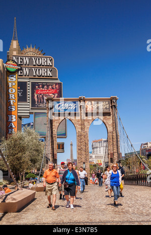 Touristen Flanieren auf dem Las Vegas Strip, in der Nähe von New York City. Stockfoto