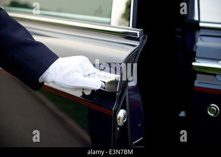 Luxus-Service mit Chauffeur, die Tür zu öffnen Stockfoto