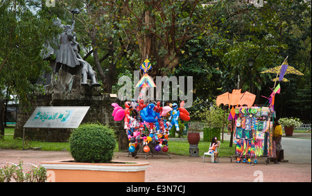 BALLONE und Drachen zum Verkauf in RIZAL PARK früher Lunetta Park - MANILA, Philippinen Stockfoto