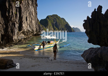 Unser Katamaran auf MATINLOC ISLAND in der Nähe von EL NIDO in BACUIT BAY - Insel PALAWAN, Philippinen Stockfoto