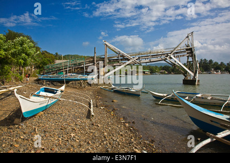 Katamarane und eine kaputte Brücke in einem kleinen Fischerdorf nördlich von EL NIDO - Insel PALAWAN, Philippinen Stockfoto