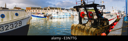 Kommerziellen Fischerboote angedockt entlang des Kais in Port-En-Bessin, Normandie, Frankreich Stockfoto