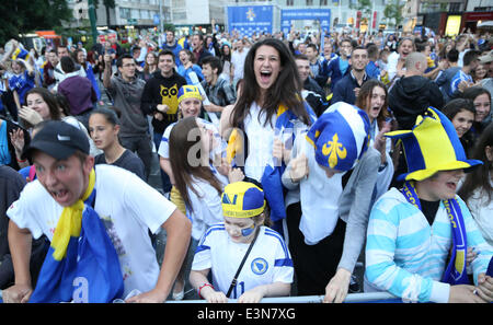 Sarajevo, Bosnien-Herzegowina. 25. Juni 2014. Fans jubeln für das Team, wie sie sehen, die im Fernsehen übertragenen 2014 FIFA World Cup Gruppe F am 25. Juni 2014 zwischen Bosnien und Herzegowina und dem Iran, vor dem BBI-Center in der Innenstadt von Sarajevo, Bosnien-Herzegowina, übereinstimmen. Bosnien und Herzegowina gewann das Spiel 3: 1 aber für das Achtelfinale disqualifiziert wurde. © Haris Memija/Xinhua/Alamy Live-Nachrichten Stockfoto