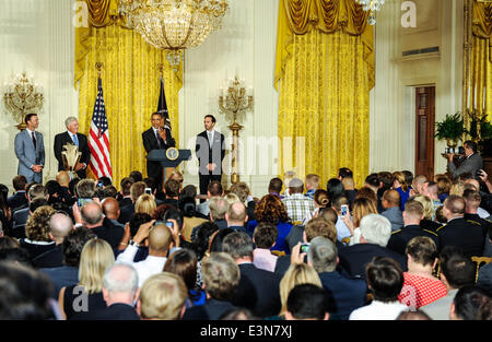 Washington, USA. 25. Juni 2014. US-Präsident Barack Obama (3. L) beherbergt Jimmie Johnson (1. R) und Hendrick Motorsports Team-Mitglieder und ehrt ihre 2013 NASCAR Sprint Cup Series Championship im Weißen Haus in Washington 25. Juni 2014. Bildnachweis: Bao Dandan/Xinhua/Alamy Live-Nachrichten Stockfoto