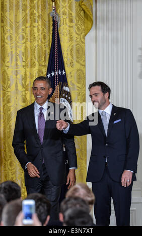 Washington, USA. 25. Juni 2014. US-Präsident Barack Obama (L) beherbergt Jimmie Johnson und Hendrick Motorsports Team-Mitglieder und ehrt ihre 2013 NASCAR Sprint Cup Series Championship im Weißen Haus in Washington 25. Juni 2014. Bildnachweis: Bao Dandan/Xinhua/Alamy Live-Nachrichten Stockfoto