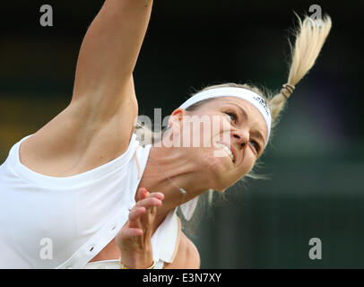 London, Großbritannien. 25. Juni 2014. Maria Kirilenko Russlands dient in der Frauen Singles zweiten Vorrundenspiel gegen Peng Shuai Chinas bei der 2014 Wimbledon Championships in Wimbledon, Südwesten London, England, am 25. Juni 2014. Peng Shuai gewann 2: 0. Bildnachweis: Meng Yongmin/Xinhua/Alamy Live-Nachrichten Stockfoto