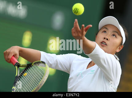 London, Großbritannien. 25. Juni 2014. Peng Shuai China dient während der Frauen Singles zweiten Vorrundenspiel gegen Maria Kirilenko Russlands bei der 2014 Wimbledon Championships in Wimbledon, Südwesten London, England, am 25. Juni 2014. Peng Shuai gewann 2: 0. Bildnachweis: Meng Yongmin/Xinhua/Alamy Live-Nachrichten Stockfoto