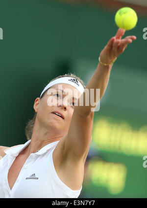 London, Großbritannien. 25. Juni 2014. Maria Kirilenko Russlands dient in der Frauen Singles zweiten Vorrundenspiel gegen Peng Shuai Chinas bei der 2014 Wimbledon Championships in Wimbledon, Südwesten London, England, am 25. Juni 2014. Peng Shuai gewann 2: 0. Bildnachweis: Meng Yongmin/Xinhua/Alamy Live-Nachrichten Stockfoto