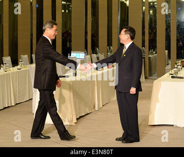 Taipeh. 25. Juni 2014. Zhang Zhijun (L), Direktor der Taiwan Angelegenheiten Büro von Chinas Staatsrat, trifft sich mit Taiwans Festland Angelegenheiten Chef Wang Yu-Chi in Taipei, Südost-China Taiwan, 25. Juni 2014. Es war ihre zweite Sitzung in diesem Jahr. Wang besucht das Festland im Februar. © He Junchang/Xinhua/Alamy Live-Nachrichten Stockfoto