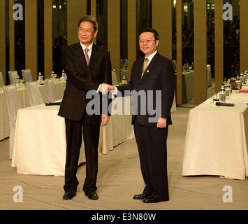 Taipeh. 25. Juni 2014. Zhang Zhijun (L), Direktor der Taiwan Angelegenheiten Büro von Chinas Staatsrat, trifft sich mit Taiwans Festland Angelegenheiten Chef Wang Yu-Chi in Taipei, Südost-China Taiwan, 25. Juni 2014. Es war ihre zweite Sitzung in diesem Jahr. Wang besucht das Festland im Februar. © He Junchang/Xinhua/Alamy Live-Nachrichten Stockfoto