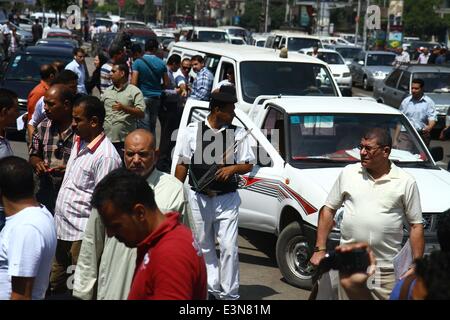 (140625)--Kairo, 25. Juni 2014 (Xinhua)--ägyptische Polizisten inspizieren die Website einer Bombe Explosion außerhalb Heliopolis Gericht in Heliopolis-Viertel von Kairo, Ägypten, 25. Juni 2014. Seit dem Sturz der islamistischen Präsident Mohamed Morsi eine Welle von militanten Angriffe und Explosionen targeting Sicherheitspersonal und öffentlichen Institutionen vor allem im unruhigen Sinai gestiegen sind. Aber vor kurzem, die Angriffe in der Hauptstadt und Delta Städte eingeschlichen haben. (Xinhua/Ahmed Gomaa) (Djj) Stockfoto