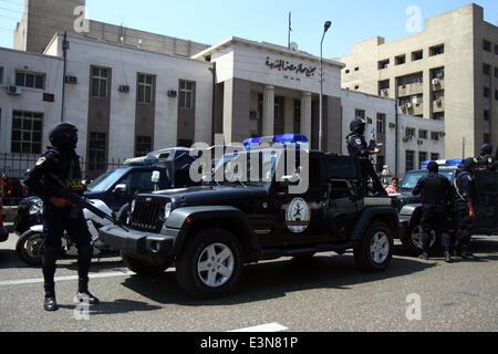 (140625)--Kairo, 25. Juni 2014 (Xinhua)--ägyptische Polizisten Wache stehen auf dem Gelände einer Bombe Explosion außerhalb Heliopolis Gericht in Heliopolis-Viertel von Kairo, Ägypten, 25. Juni 2014. Seit dem Sturz der islamistischen Präsident Mohamed Morsi eine Welle von militanten Angriffe und Explosionen targeting Sicherheitspersonal und öffentlichen Institutionen vor allem im unruhigen Sinai gestiegen sind. Aber vor kurzem, die Angriffe in der Hauptstadt und Delta Städte eingeschlichen haben. (Xinhua/Ahmed Gomaa) (Djj) Stockfoto