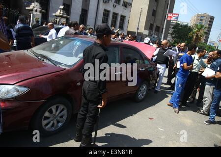 (140625)--Kairo, 25. Juni 2014 (Xinhua)--ägyptische Polizisten inspizieren die Website einer Bombe Explosion außerhalb Heliopolis Gericht in Heliopolis-Viertel von Kairo, Ägypten, 25. Juni 2014. Seit dem Sturz der islamistischen Präsident Mohamed Morsi eine Welle von militanten Angriffe und Explosionen targeting Sicherheitspersonal und öffentlichen Institutionen vor allem im unruhigen Sinai gestiegen sind. Aber vor kurzem, die Angriffe in der Hauptstadt und Delta Städte eingeschlichen haben. (Xinhua/Ahmed Gomaa) (Djj) Stockfoto