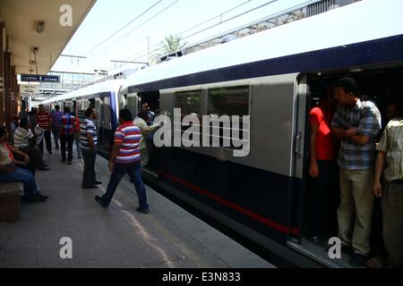 (140625)--Kairo, 25. Juni 2014 (Xinhua)--Passagiere warten auf Kobry El-Kobba Station in Kairo, Ägypten, 25. Juni 2014. Mindestens drei Menschen wurden verletzt Mittwochmorgen wenn zwei selbstgemachte Bomben ging um zwei u-Bahnstationen in der ägyptischen Hauptstadt Kairo, die Quelle des Innenministeriums sagte. Die u-Bahn wieder aufgenommen, arbeiten nach mehr als 15 Minuten zu stoppen. (Xinhua/Ahmed Gomaa) (Djj) Stockfoto