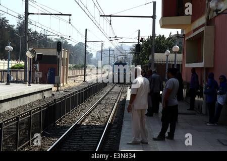 (140625)--Kairo, 25. Juni 2014 (Xinhua)--Passagiere warten auf Kobry El-Kobba Station in Kairo, Ägypten, 25. Juni 2014. Mindestens drei Menschen wurden verletzt Mittwochmorgen wenn zwei selbstgemachte Bomben ging um zwei u-Bahnstationen in der ägyptischen Hauptstadt Kairo, die Quelle des Innenministeriums sagte. Die u-Bahn wieder aufgenommen, arbeiten nach mehr als 15 Minuten zu stoppen. (Xinhua/Ahmed Gomaa) (Djj) Stockfoto