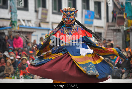 Lhasa, China Tibet autonome Region. 25. Juni 2014. Ein Lama führt Zauberers Tanz am Drigong Ti Temple in Maizhokunggar County von Lhasa, Südwest-China Tibet autonome Region, 25. Juni 2014. Zauberers Tanz wurde während der fünf Tage jährlich im Sommer Dharma Montage des Drigong Ti Temple, ein Tempel mit einer Geschichte von mehr als 830 Jahre durchgeführt. Zauberers Tanz ist eine religiöse ritueller Tanz im tibetischen Buddhismus, während die Darsteller Masken und Gewänder beim Tanzen tragen. © Purbu Zhaxi/Xinhua/Alamy Live-Nachrichten Stockfoto