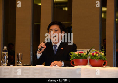 Taipeh. 25. Juni 2014. MA Xiaoguang, Sprecher der des chinesischen Festland State Council Taiwan Affairs Office beantwortet Fragen auf einer Pressekonferenz in Taoyuan, Taiwan in Südost-China, 25. Juni 2014. © He Junchang/Xinhua/Alamy Live-Nachrichten Stockfoto