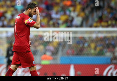 Fortaleza, Brasilien. 24. Juni 2014. Griechenlands Torhüter Orestis Karnezis das Spielfeld verlässt, verletzt, während eine Gruppe C-match zwischen Griechenland und Côte d ' Ivoire 2014 FIFA World Cup im Stadion Estadio Castelao in Fortaleza, Brasilien, 24. Juni 2014. Bildnachweis: Cao Can/Xinhua/Alamy Live-Nachrichten Stockfoto