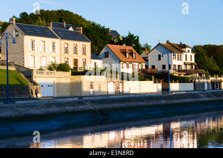 Häuser am Wasser entlang, Port-En-Bessin, Normandie, Frankreich Stockfoto