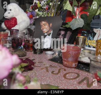 Hollywood, Kalifornien, USA. 25. Juni 2014. Die fünf-Jahr-Jubiläum der pop-star Michael Jacksons Tod erinnerte man sich an Hollywood Blvd. in der Nähe von The Chinese Theatre am Standort Jacksons Hollywood Walk of Fame Sterns. Touristen, Fans und einheimischen platziert, Blumen, Fotos, Kerzen und handgefertigte Karten zusammen mit anderen Erinnerungsstücken wie Erkennungsmarken, Teddybären, Aufzeichnungen und dvd's um den Stern am Mittwoch. Bildnachweis: David Bro/ZUMAPRESS.com/Alamy Live-Nachrichten Stockfoto