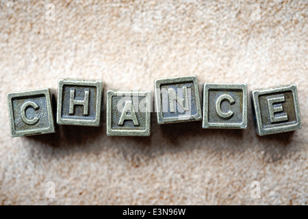 Chance-Wort, das aus metallischen Ziegeln auf Grunge Hintergrund Stockfoto