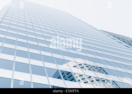 Blick auf moderne blau farbigen Gebäude aus Glas Stockfoto
