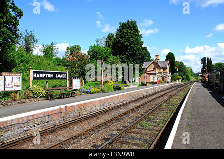 Blick entlang der Bahngleise in Richtung der Great Western Railway Station Gebäude und Plattform, Hampton Loade, England, UK. Stockfoto