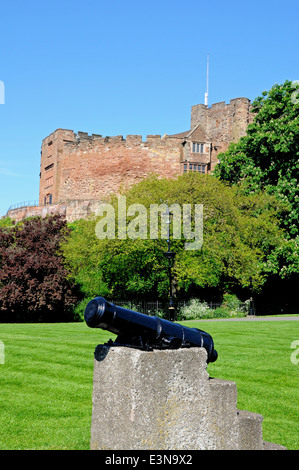 Blick auf die Burg vom Schloss mit einem Canon im Vordergrund, Tamworth, England gesehen, UK. Stockfoto