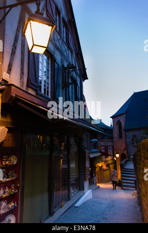 Gasse von Straßenlaternen beleuchtet in den späten Abend, Mont Saint-Michel, Frankreich Stockfoto