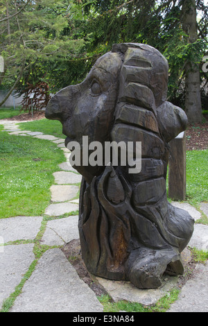 Eine hölzerne Statue der schwedische Botaniker, Zoologe und Arzt Carl Linnaeus in Botaniska Tradgarden in Visby, Gotland, Schweden Stockfoto